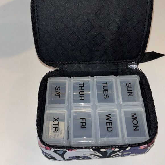 NWOT Vera Bradley Ornate Blooms Travel Pill Case small 1 week +xtra Jewelry - Picture 3 of 8
